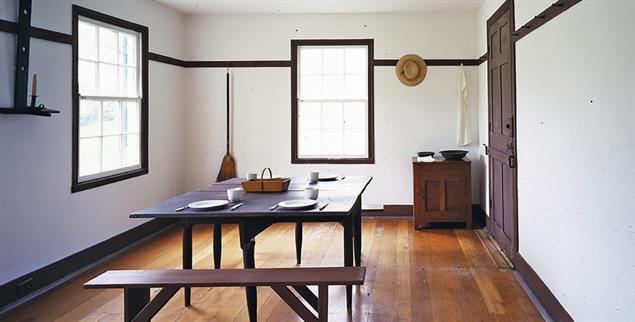 Die Ästhetik der Einfachheit: Eine Küche im Shaker Village of Pleasant Hill, Kentucky, mit umlaufender Holzleiste, an die Hut, Besen oder Kerzenhalter gehängt werden können. (Foto: Florian Holzherr)