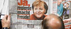 Bild und Merkel sind seit Langem verbunden: Am 22. November 2006 liest ein Abgeordneter schon in der Zeitung, was die Kanzlerin im Bundestag sagen wird (Foto: pa/Kumm)