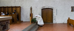 Eine Novizin verbeugt sich vor dem Altar der Klosterkirche St. Marien zu Helfta in Sachsen-Anhalt: Das Zisterzienserinnenkloster ist so bekannt wie wenige Klöster in Deutschland. Viele haben große Probleme, Ordensnachwuchs zu finden. (Foto: pa/zb/Peter Endig)