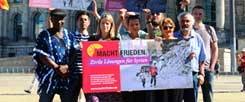 Vertreter deutscher Friedensorganisationen am 1. September vor dem Reichstag. Um Frieden für Syrien zu erreichen fordern sie mehr internationale Vermittlung, eine stärkere Unterstützung der gewaltfreien Opposition und Verhandlungen mit dem Islamischen Staat (Foto: Röder)