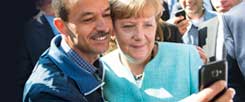 Dieses Foto ging um die Welt: Bundeskanzlerin Angela Merkel lässt sich am 10. September 2015 nach dem Besuch eines Erstaufnahmelagers für Asylbewerber in Berlin zum Selfie mit einem Flüchtling überreden. (Foto: pa/von Jutrczenka) 