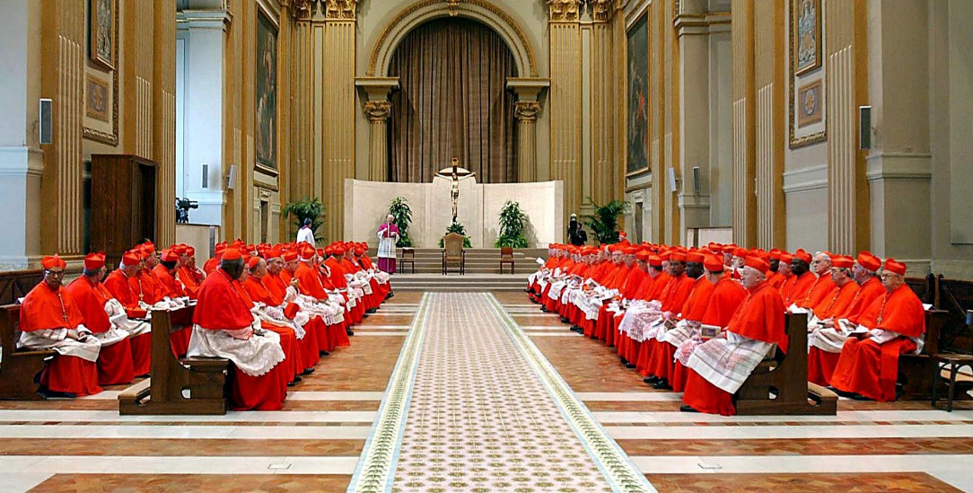 Zwischen dem 5. und 10. Mai wird das Konklave beginnen, bereits jetzt kommen die Kardinäle im Vatikan zusammen. So wie hier im Jahr 2005, bevor sie Joseph Ratzinger zum Papst wählten. (Foto: pa/epa/Osservatore Romano)