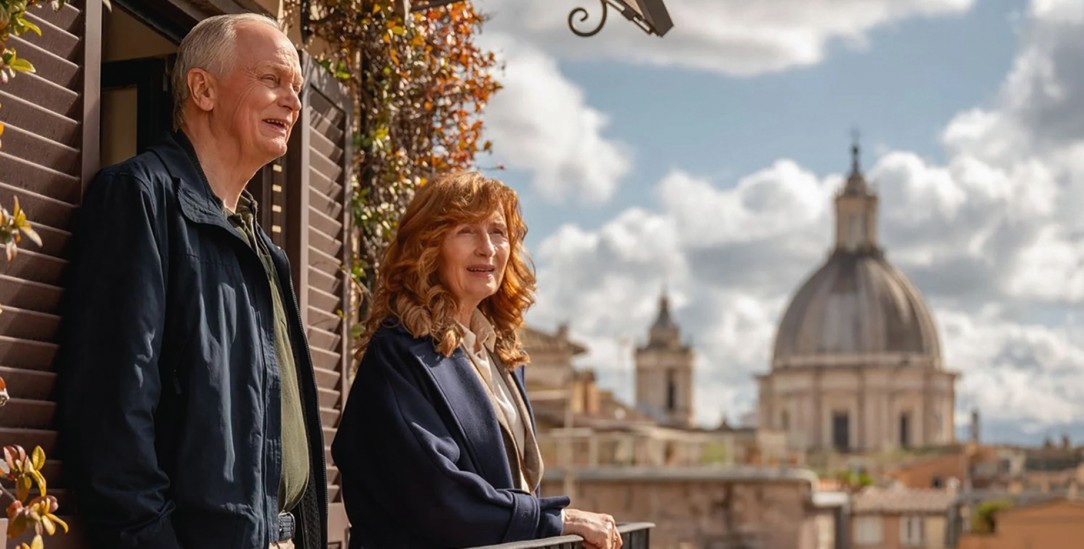40 Jahre Ehe: In »Bella Roma« feiern Gerda und Kristoffer ihren Hochzeitstag in Rom. (Foto: ©24 Bilder via filmstarts.de)