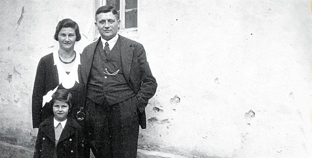 Wilhelm Strauss mit Frau und Tochter Hannelore in Bad Soden; sie flohen 1937 in die USA (Foto: privat)