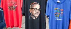 Oscar Romero auf T-Shirts: Die Verehrung des ehemaligen Erzbischofs von San Salvador ist grenzenlos. Überall im Land finden sich Gemälde und Bilder, die an den am 24.April 1980 Ermordeten erinnern. (Foto: Adveniat/Martin Steffen)