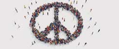 Leidenschaft für den Frieden: Der Pazifismus der Friedensbewegung wird gerne als idealistisch belächelt. Doch er ist eine politische und religiöse Kraft, die das Zusammenleben der Völker verändern kann (Foto: alphaspirit/Fotolia)