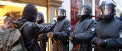 Polizisten und Demonstranten stehen sich am 14.04.2015 in Lübeck in der Nähe des Rathauses gegenüber. Im Europäischen Hansemuseum findet  das Treffen der Außenminister der G7-Staaten statt. Rund 3500 Polizisten schützen die Veranstaltung - vor Blockupy? (Foto: pa/Marks)
