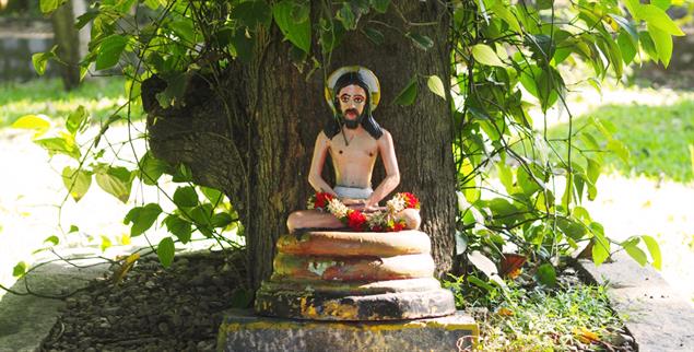 Jesus im Lotussitz. Im Wald des Ashrams Shantivanam (Foto: Marian Brehmer)